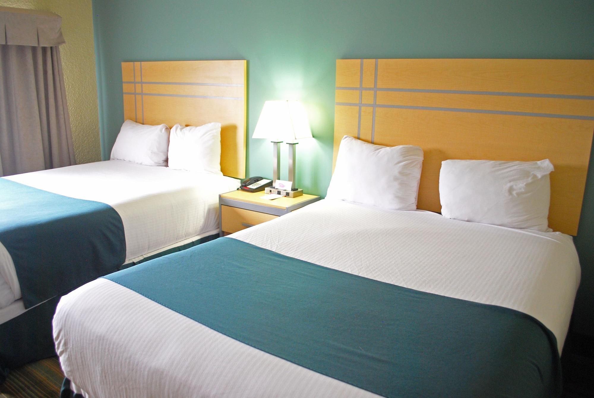Ramada By Wyndham Edmonton Yellowhead Nw Esterno foto