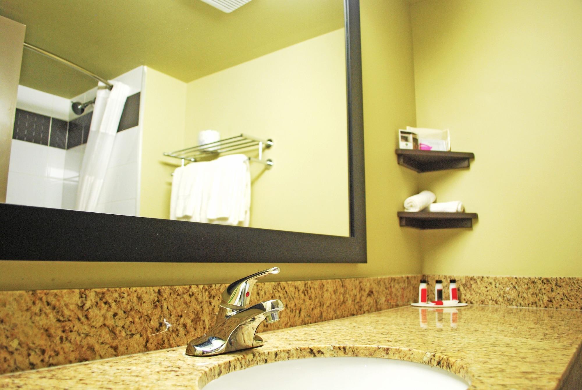 Ramada By Wyndham Edmonton Yellowhead Nw Esterno foto