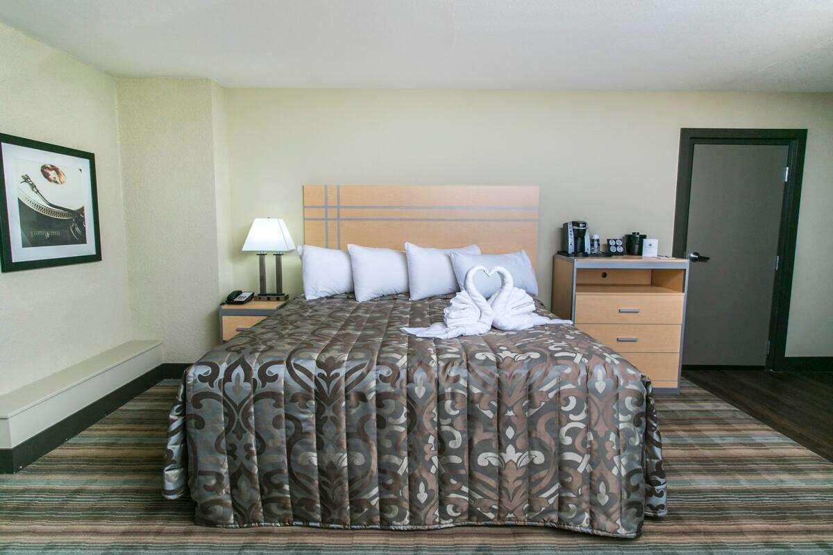 Ramada By Wyndham Edmonton Yellowhead Nw Esterno foto