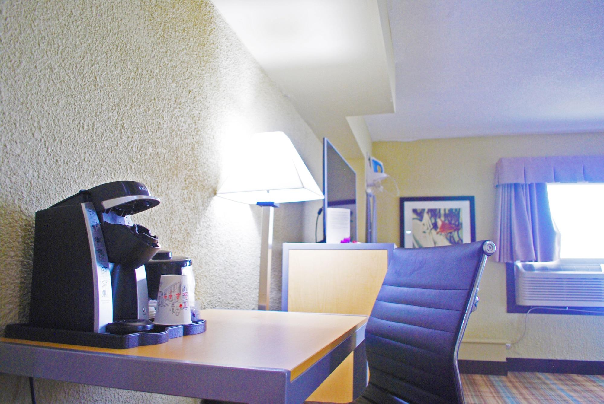 Ramada By Wyndham Edmonton Yellowhead Nw Esterno foto