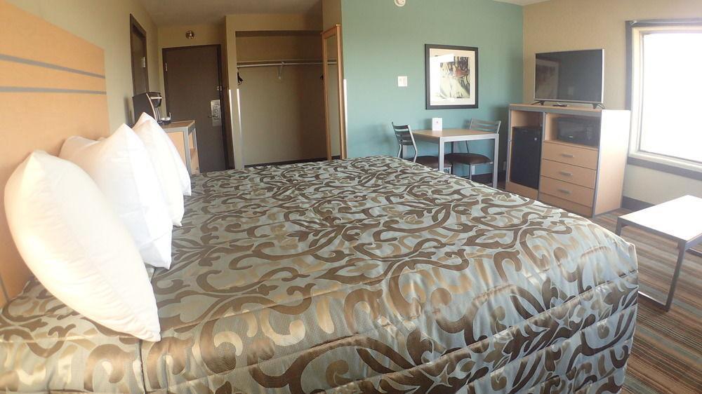 Ramada By Wyndham Edmonton Yellowhead Nw Esterno foto