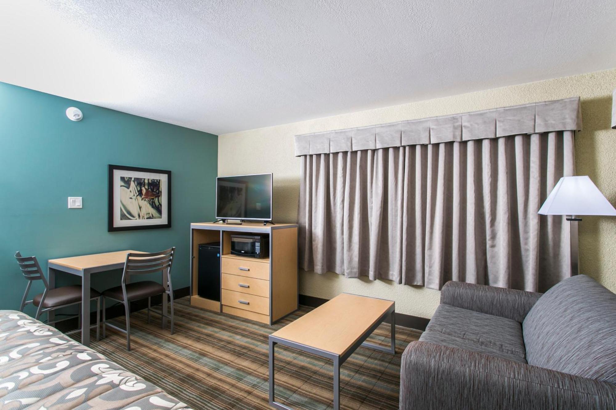 Ramada By Wyndham Edmonton Yellowhead Nw Esterno foto