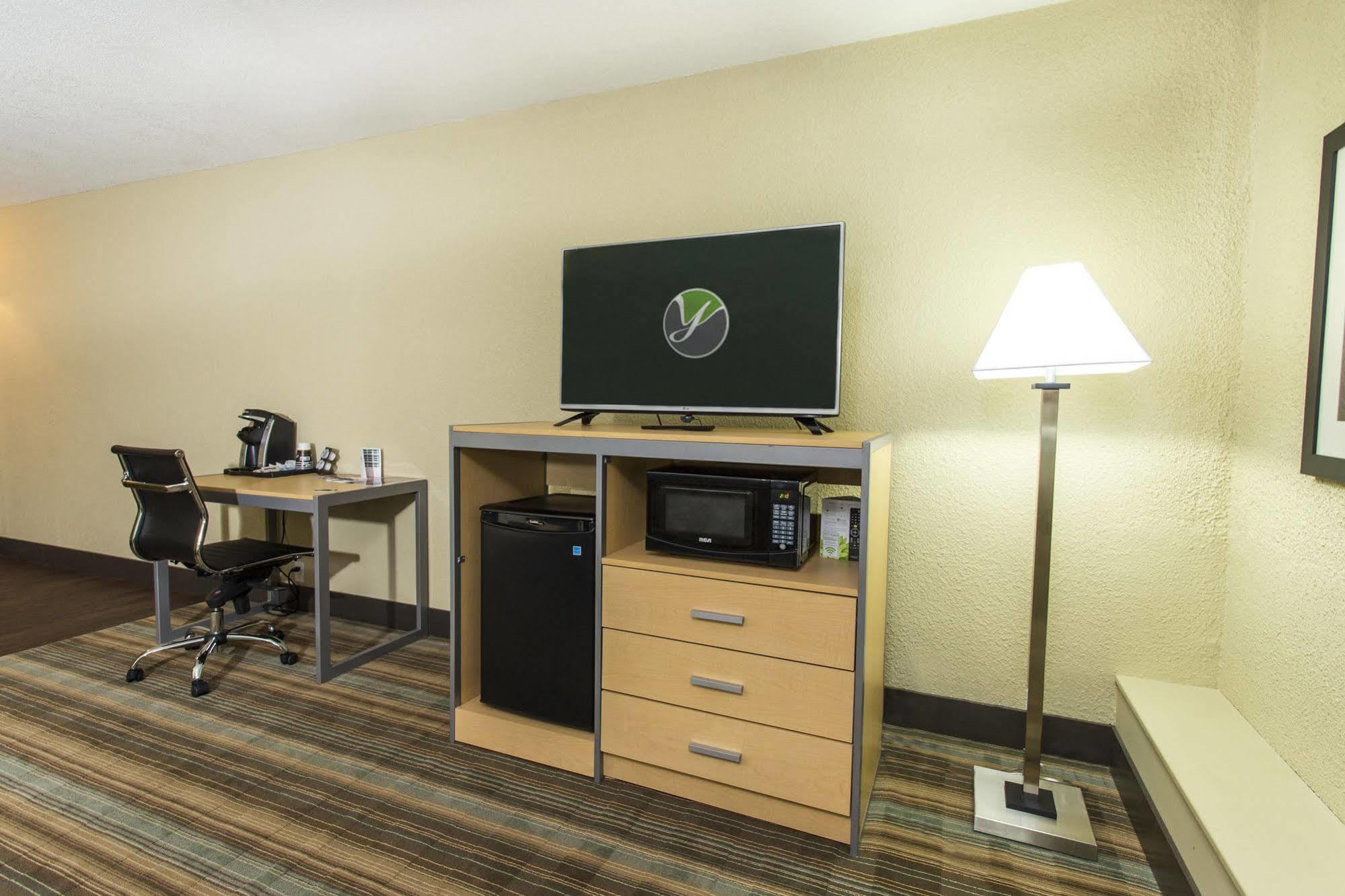 Ramada By Wyndham Edmonton Yellowhead Nw Esterno foto