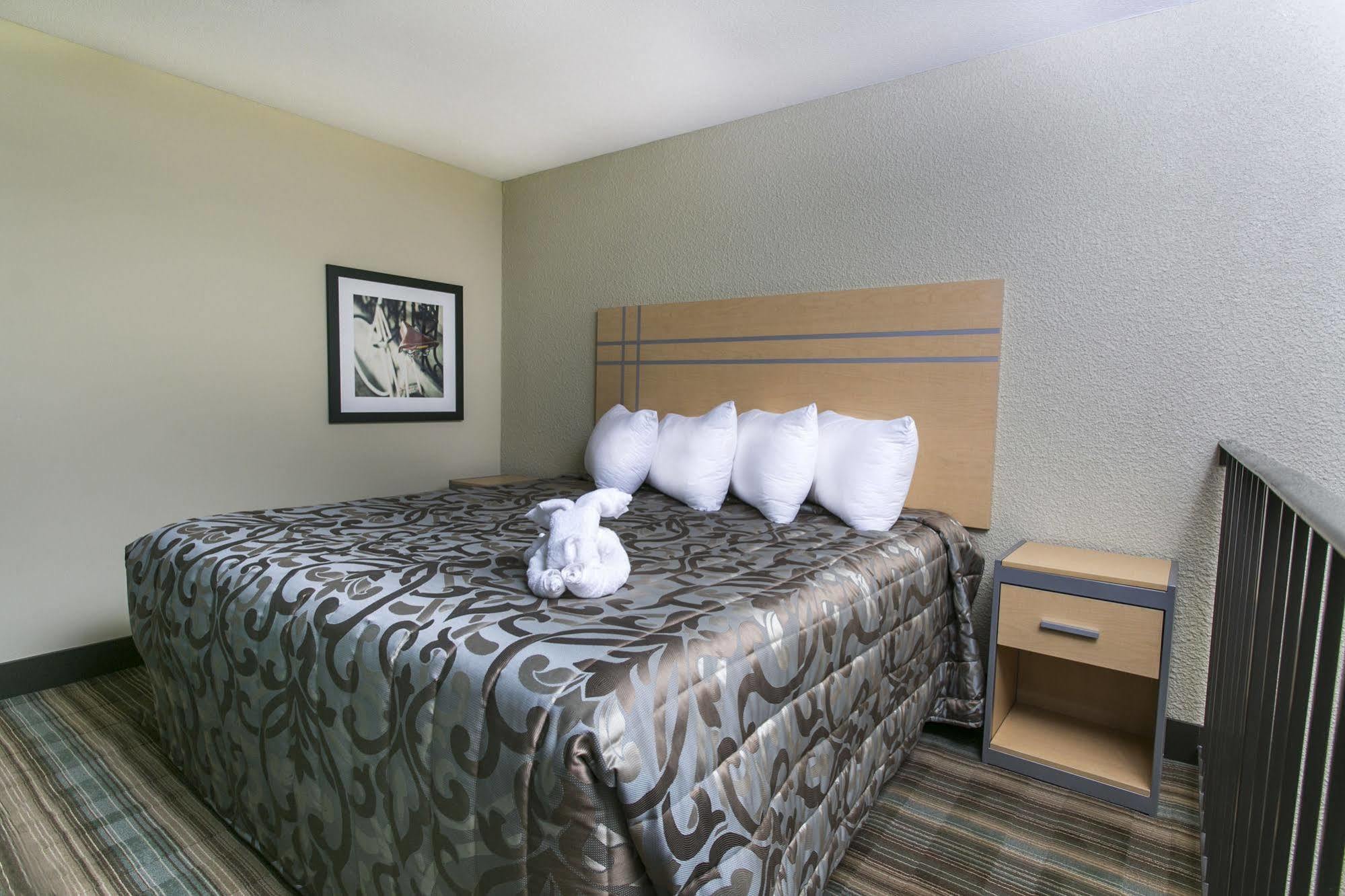 Ramada By Wyndham Edmonton Yellowhead Nw Esterno foto