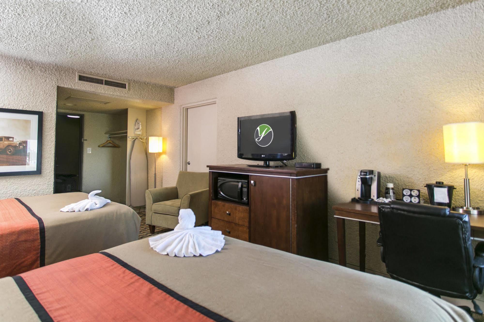 Ramada By Wyndham Edmonton Yellowhead Nw Esterno foto