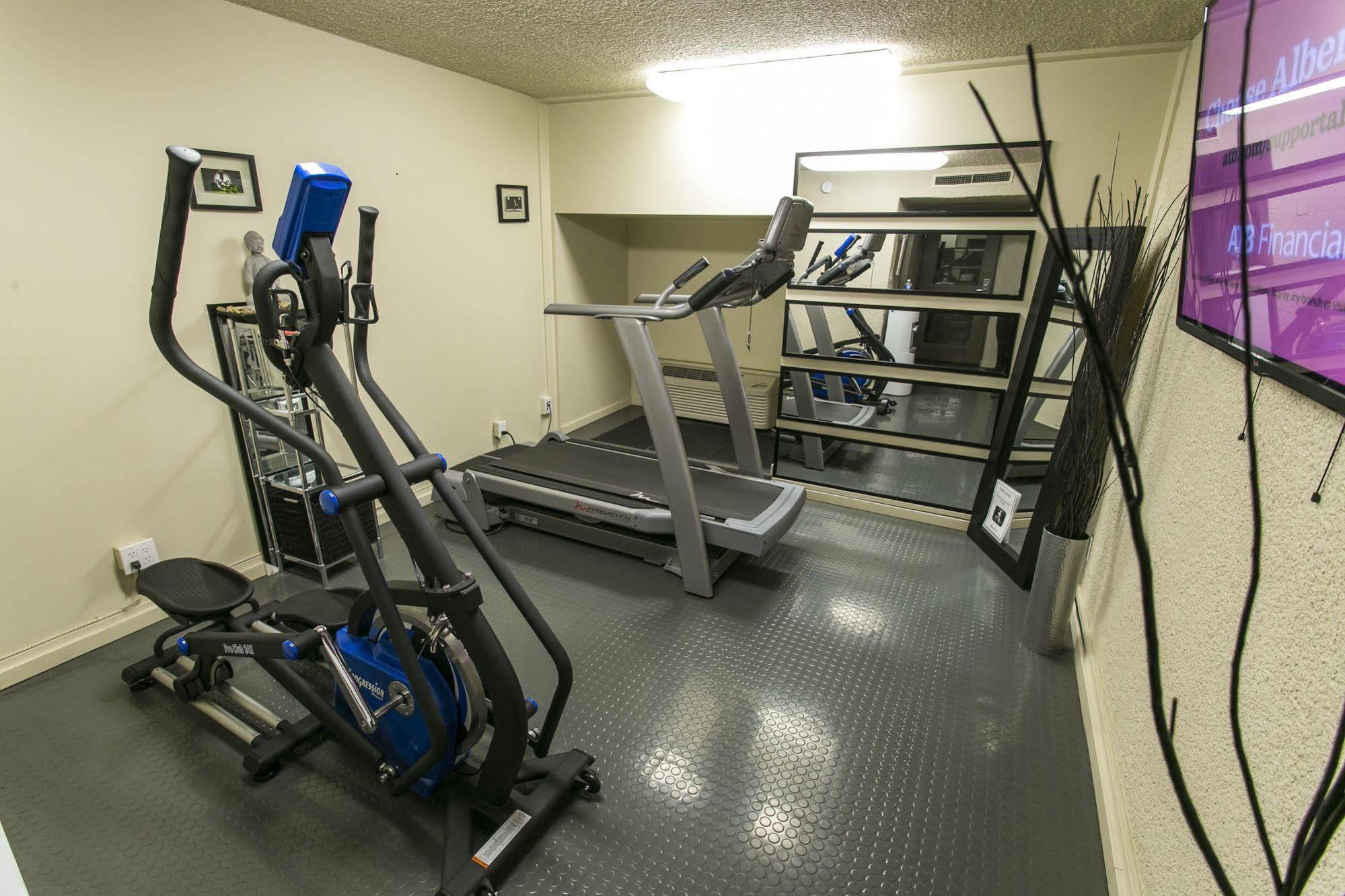 Ramada By Wyndham Edmonton Yellowhead Nw Esterno foto