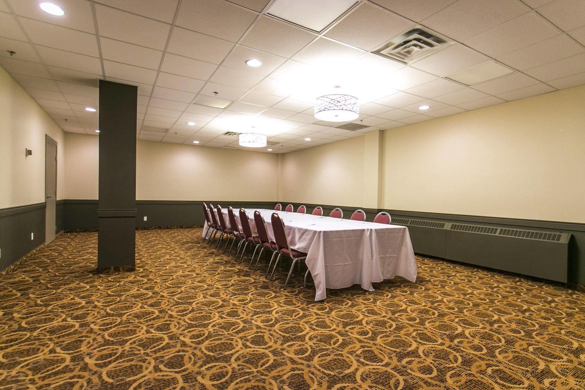 Ramada By Wyndham Edmonton Yellowhead Nw Esterno foto