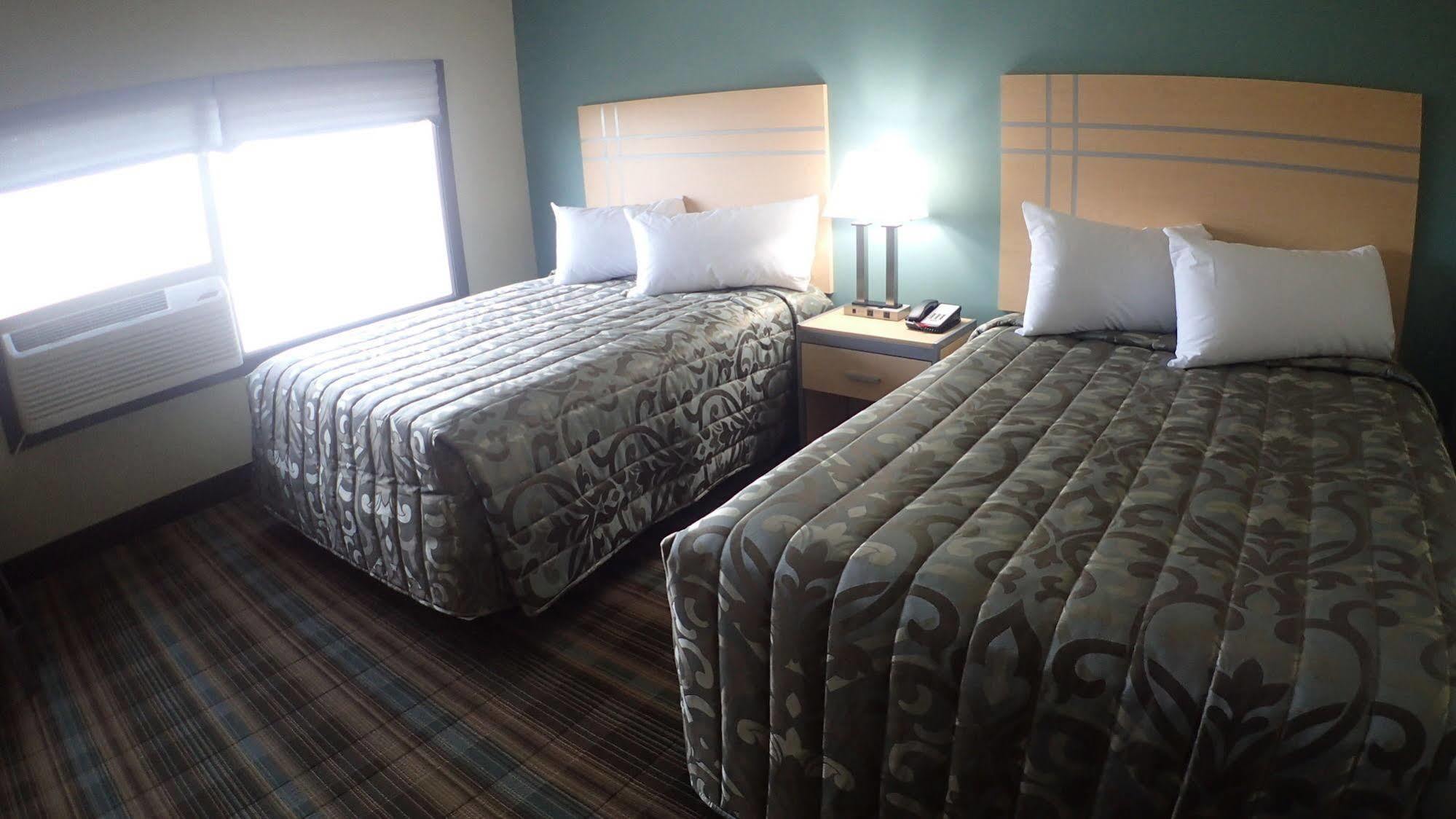 Ramada By Wyndham Edmonton Yellowhead Nw Esterno foto