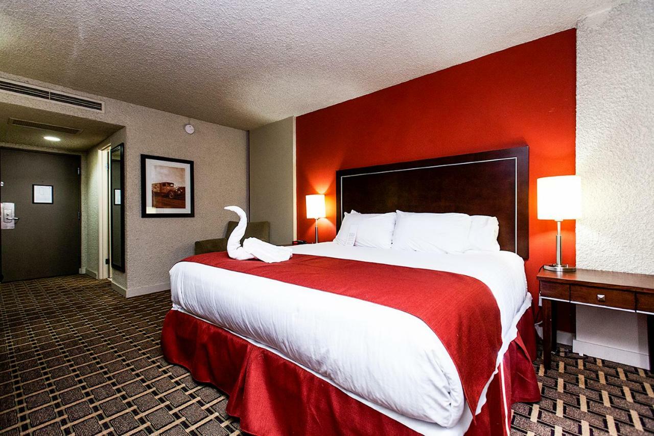 Ramada By Wyndham Edmonton Yellowhead Nw Esterno foto