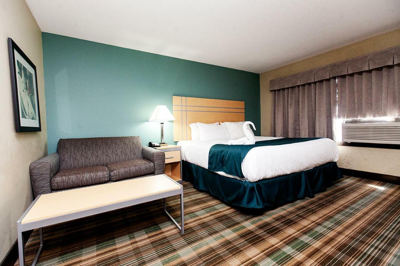 Ramada By Wyndham Edmonton Yellowhead Nw Esterno foto