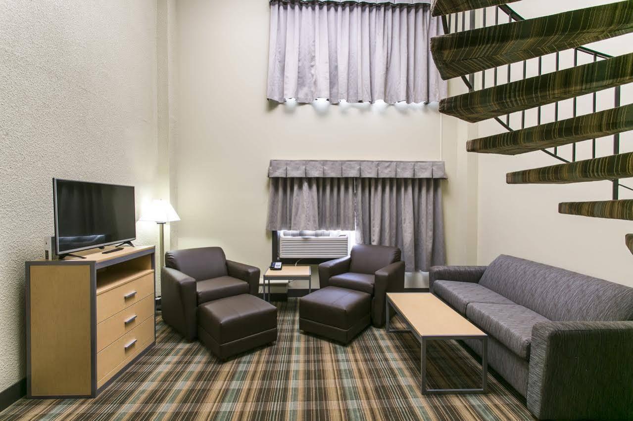 Ramada By Wyndham Edmonton Yellowhead Nw Esterno foto