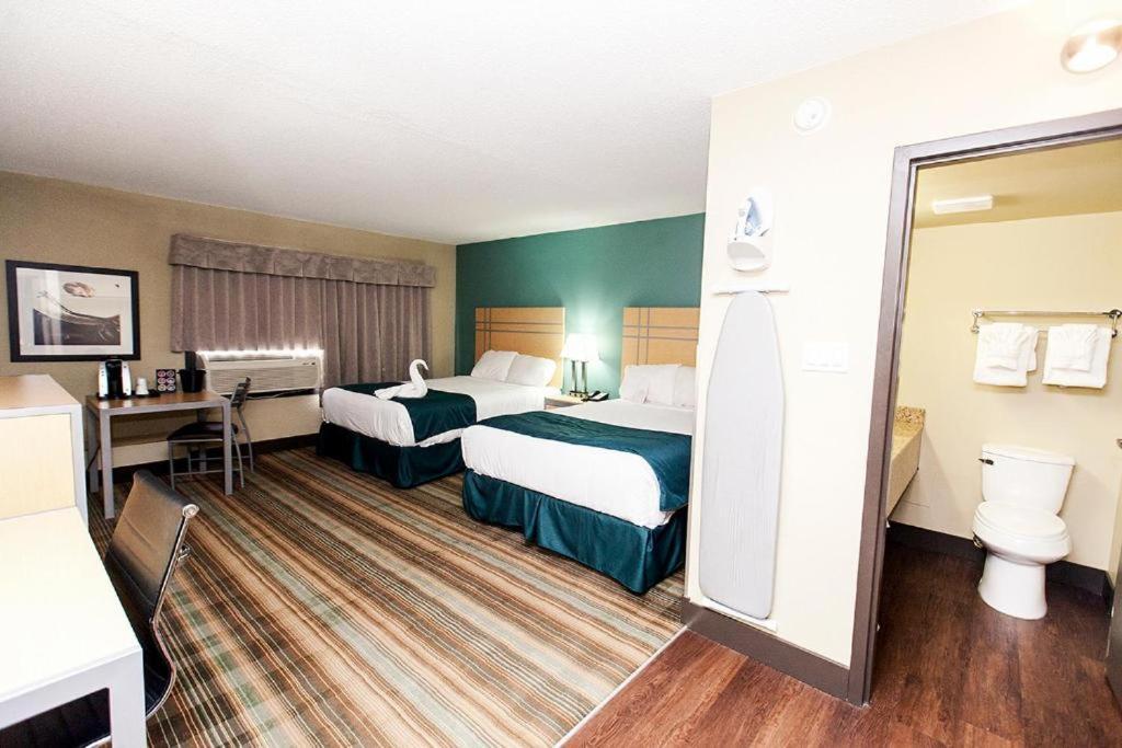 Ramada By Wyndham Edmonton Yellowhead Nw Esterno foto