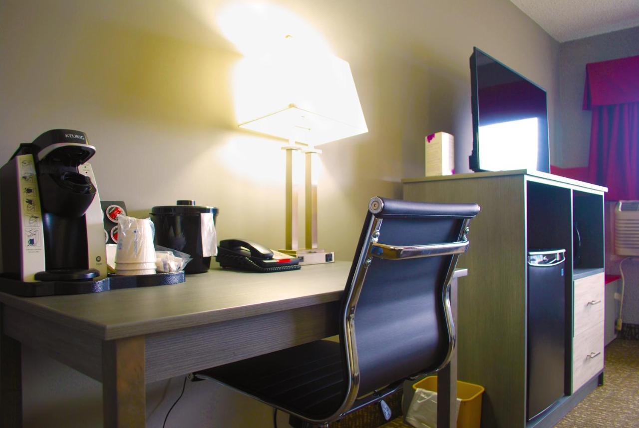 Ramada By Wyndham Edmonton Yellowhead Nw Esterno foto